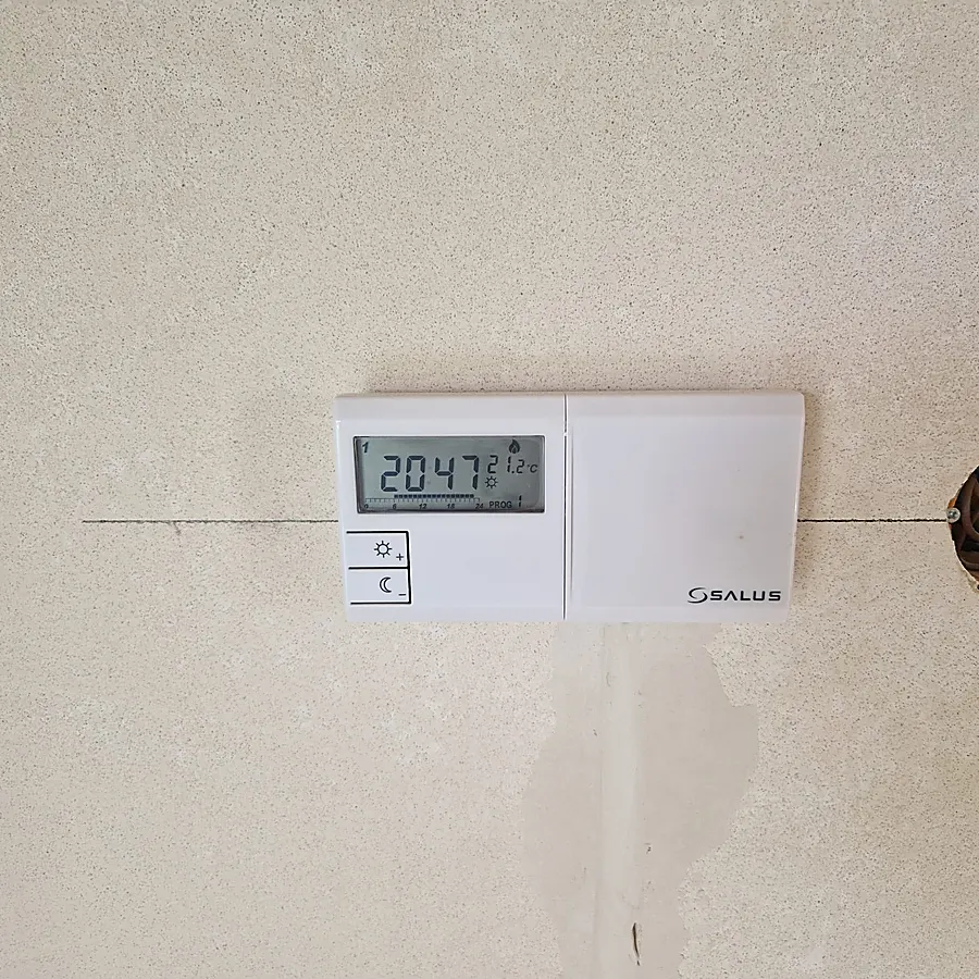 Termostat pokojowy sterujący ogrzewaniem